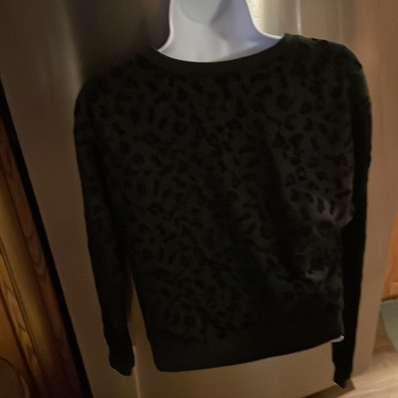 Snow Leopard Sweatshirt 🖤🐆 - Picture 11 of 12